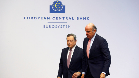 El presidente del BCE, Mario Draghi, y el vicepresidente de la entidad, Luis de Guindos, tas una rueda de prensa en la sede de la entidad en Fráncfort. REUTERS/Ralph Orlowski