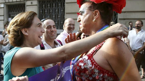 La alcaldesa de Barcelona, Ada Colau, encabeza la manifestación reivindicativa del colectivo de gais y lesbianas./ EFE