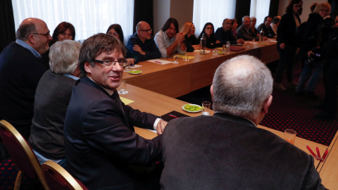 Carles Puigdemont, en la reunión en Bruselas con los miembros de su grupo parlamentario Junts per Catalunya. REUTERS/Yves Herman