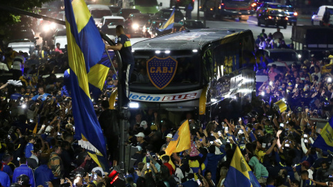 El bus que transporta a los jugadores del Boca Juniors es despedido por aficionados antes del viaje a Madrid para jugar la final de la Copa Libertadores contra su máximo rival, River Plate.- EFE/Juan Ignacio Roncoroni