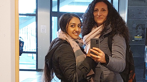 Rezwana Sekandari (izq.) y Mariangela Paone, autoras de 'Rezwana. Un expediente europeo', durante uno de sus encuentros.