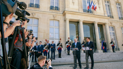 El presidente francés, Emmanuel Macron, y el primer ministro británico, Boris Johnson, comparecen ante los periodistas en el Palacio del Eliseo, en París. EFE/EPA/CHRISTOPHE PETIT TESSON