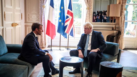 El presidente francés, Emmanuel Macron, y el primer ministro británico, Boris Johnson, en su reunión en el Palacio del Eliseo, en parís. EFE/EPA/CHRISTOPHE PETIT TESSON