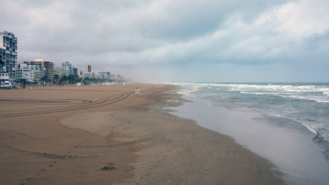 Cielo nublado en la playa de Gandía (València) completamente desierta.