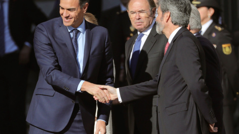 El presidente del gobierno Pedro Sánchez y el presidente del Tribunal Supremo Carlos Lesmes, se saludan a su llegada al Congreso de los Diputados, en el que se celebra la solemne conmemoración del 40 aniversario de la Constitución. EFE/Juan