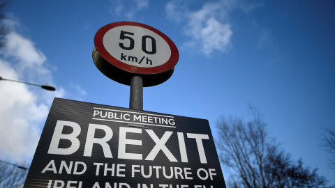 Un letrero sobre el brexit entre Donegal, en la República de Irlanda, y Londonderry, en Irlanda del Norte. REUTERS / Clodagh Kilcoyne