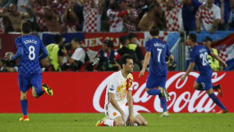 Sergio Busquets, de rodillas tras el gol de Perisic en el minuto 87. /REUTERS