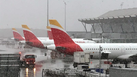 Las cuatro pistas del aeropuerto de Barajas ya están operativas, tras haber cerrado dos para quitar la nieve acumulada. / IBERIA