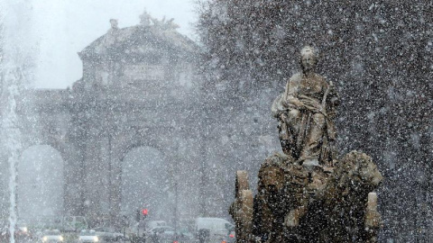 La fuente de Cibeles, en Madrid, bajo una intensa nevada. / EFE