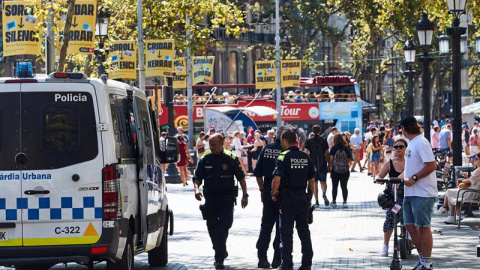 21/08/2019.- Agentes de la Guardia Urbana en las inmediaciones de la Rambla, en el distrito barcelonés de Ciutat Vella, donde los vecinos conviven desde hace décadas con la inseguridad a la vuelta de la esquina. Están tan cansados como acos