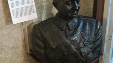 Busto del dictador Francisco Franco en el Museo Histórico Militar de A Coruña