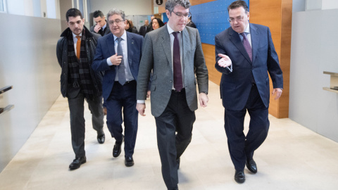 El ministro de Energía, Álvaro Nadal, junto al presidente de Enagás, Antonio Llardén, antes de la inauguración en Barcelona del VI Simposio Internacional Funseam, cita de referencia para el sector energético. EFE/Marta Pérez