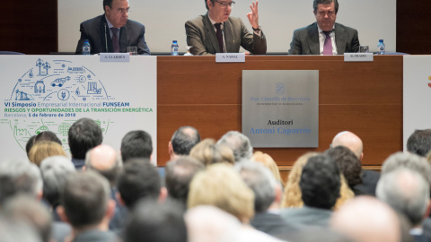 El ministro de Energía, Álvaro Nadal (c), junto al presidente de Enagás, Antonio Llardén (i) y Borja Prado (d), presidente del Club Español de la Energía y de Endesa, durante la inauguración en Barcelona del VI Simposio Internacional Funsea