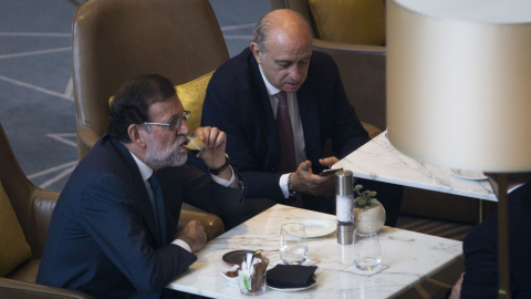 El ministro del Interior, Jorge Fernández Díaz y el presidente del Gobierno, Mariano Rajoy. EFE