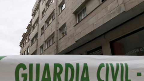 Vista de la fachada de la vivienda en O Grove (Pontevedra) en la que una mujer ha resultado herida tras ser disparada presuntamente por su pareja.- EFE/Sxenick