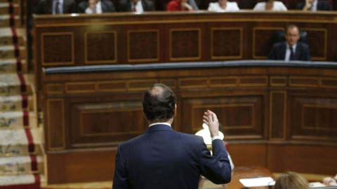 El presidente del Gobierno, Mariano Rajoy, durante su intervención en la sesión de control al Gobierno. / PACO CAMPOS (EFE)