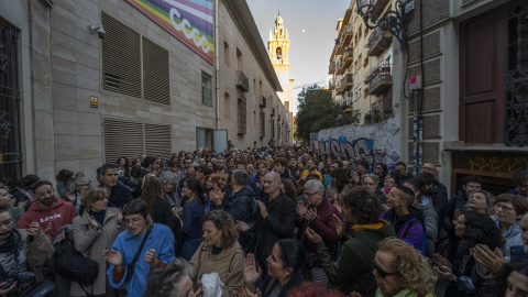 28/11/2023 - Decenas de personas durante una concentración contra el cese de Pérez Pont como gerente del Consorci de Museus, frente al Centro del Carmen de Cultura Contemporánea (CCCC), a 21 de noviembre de 2023, en Valencia.