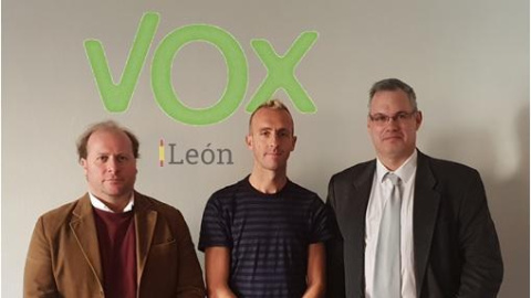 Sergio Sánchez posa con los dirigentes de Vox León.