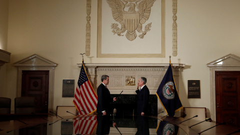 El miembro del consejo de la Reserva Federal Randal Quarles toma juramento al nuevo presidente de la entidad monetaria Jerome Powell, en la sede del banco central estadounidens, en Washington. REUTERS/Aaron P. Bernstein