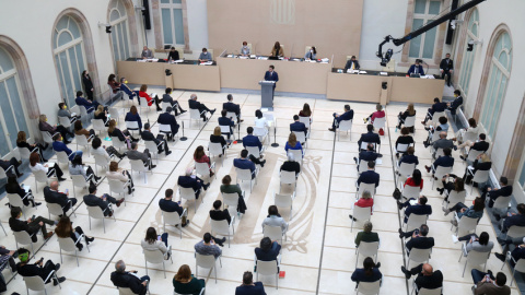 L'auditori del Parlament durant l'inici del ple d'investidura, amb Pere Aragonès intervenint des del faristol.