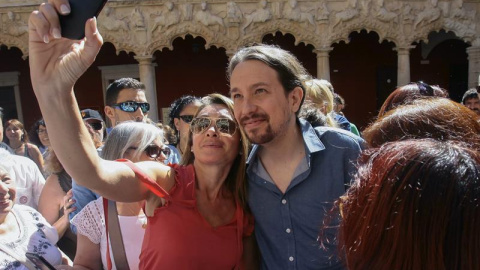 El candidato de Unidos Podemos a la Presidencia del Gobierno, Pablo Iglesias, se fotografía con una simpatizante durante un acto de campaña electoral celebrado en el centro de Guadalajara. EFE/Pepe Zamora