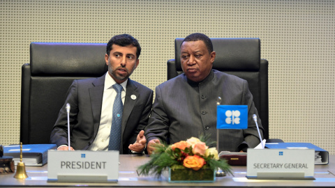 Suhail Mohammed Al Mazrouei (zq), ministro de Energía de Emiratos Árabes Unidos y presidente de la Conferencia de la OPEP, conversa con el secretario general de la OPEP, Mohammed Barkidoprior (dcha), al inicio de la 175º reunión ordinaria d