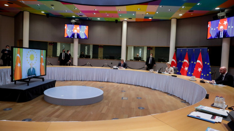 La presidenta de la Comisión Europea, Ursula von der Leyen, y el presidente del Consejo Europeo, Charles Michel, celebran desde Bruselas una videoconferencia con el presidente de Turquía, Recep Tayyip Erdogan, el 19 de marzo de 2021. REUTER