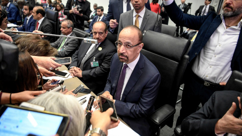 El ministro de Energía de Arabia Saudí, Khalid al-Falih (c), atiende a la prensa antes del inicio de la 175º reunión ordinaria de la Organización de Países Exportadores de Petróleo (OPEP) en Viena (Austria). EFE/ Christian Bruna