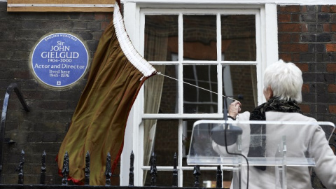 La actriz británica Judi Dench descubre una placa azul en recuerdo del actor y director teatral Sir John Gielgud en Londres, en abril de 2017. AFP/ Niklas Hallen