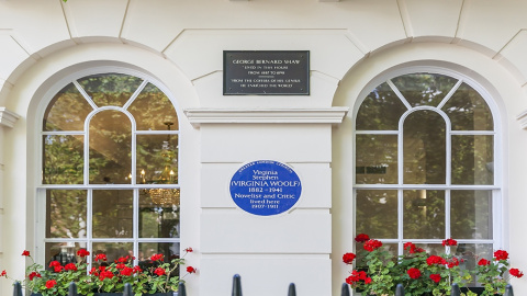 Una placa azul conmemorativa de Virginia Woolf (1882 - 1941) en una pared de Londres, Reino Unido.