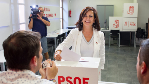 22/08/2019 - La candidata al gobierno riojano del PSOE, Concha Andreu, durante la votación que el partido de La Rioja. / EUROPA PRESS - RAQUEL MANZANARES