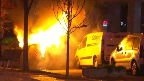 Contenidor cremant a Terrassa durant una manifestació antifeixista. CCMA