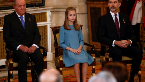 Las tres generaciones recientes de la monarquía española, juntas. Juan Carlos, Leonor y Felipe (de izq. a dcha.) durante la celebración 50 cumpleaños del actual rey y la entrega del Toisón de Oro a su hija. / Reuters