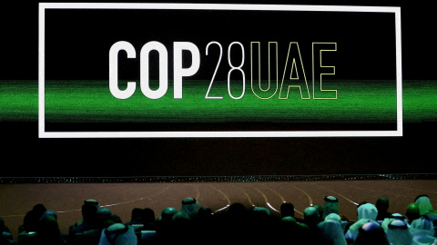 Audiencia frente al logo de la COP28, en Abu Dabi, Emiratos Árabes Unidos, a 16 de enero de 2023.