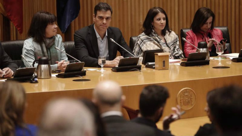 El secretario general del PSOE, Pedro Sánchez junto a la portavoz del partido, Adriana Lastra, la presidenta de la formación, Cristina Narbona, y la diputada Margarita Robles, durante la reunión que el Grupo Parlamentario Socialista ha cele