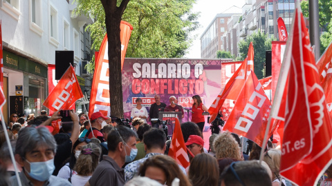 concentración de CCOO y UGT para exigir salarios dignos frente a la sede de la Confederación Española de Organizaciones Empresariales (CEOE) y la Confederación Empresarial de Madrid (CEIM), a 6 de julio de 2022, en Madrid.