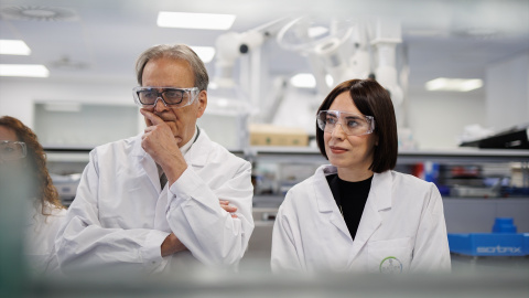 El exministro de Universidades, Joan Subirats y la ministra de Ciencia e Innovación y Universidades, Diana Morant, visitan la empresa farmacéutica Berlimed, a 10 de octubre de 2023, en Alcalá de Henares, Madrid.