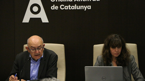 El director de la Oficina Antifrau de Catalunya, Miguel Ángel Gimeno, y Lourdes Parramon, jefa de Relaciones Institucionales de la entidad, en la presentación del Barómetro 2022, el 14 de diciembre de 2022.