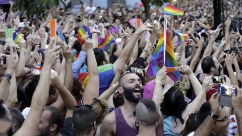 Cientos de personas se concentran en la plaza de Chueca, en el centro de Madrid, para escuchar el pregón de las fiestas del Orgullo Gay 2015. /EFE