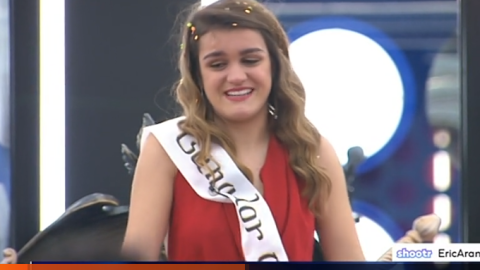 Amaia gana OT 2017 y le imponen la banda de "ganador". Captura del Chat de OT