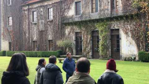 29/11/23 Un grupo de personas, en los jardines exteriores de Meiras durante una de las visitas guiadas del pasado domingo.