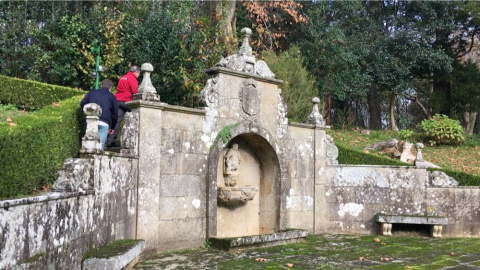 28/11/23 El alcalde de Sada, Benito Portela, junto a un guardia de seguridad en los jardines del Pazo de Meiras.