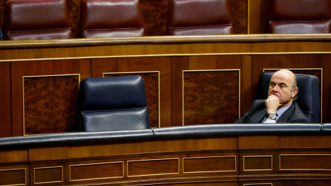 El Ministro de Economía, Luis de Guindos, durante el pleno del Congreso. EFE/J.P.GANDUL