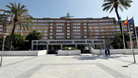 Hospital Virgen del Rocío de Sevilla donde permanecen ingresados en la UCI tres de los hospitalizados. / EFE