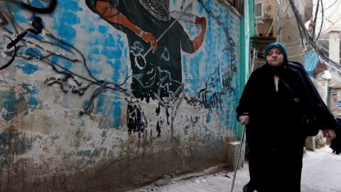 Una mujer en un campo de refugiados en Beirut. REUTERS