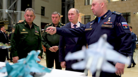 El ministro ruso de Defensa, Sergei Shoigu; el jefe del Estado Mayor ruso, Valery Gerasimov, y el presidente ruso, Vladimir Putin, escuchan al comandante de la Fuerza Aeroespacial rusa, Sergei Surovkin, durante una visita a una exposición m