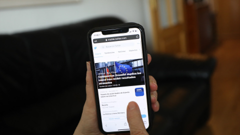 Una persona hace uso de la aplicación de la red social Twitter. Imagen de Archivo.