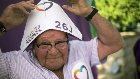 Un simpatizante de la formación política Unidos Podemos durante el acto central de campaña que celebran en Córdoba. EFE/Rafa Alcaide