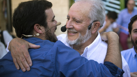 El coordinador general de IU, Alberto Garzón, abraza al excoordinador general, Julio Anguita, durante el acto central de campaña de Unidos Podemos, en Córdoba. EFE/Rafa Alcaide