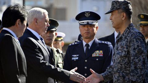 El vicepresidente estadounidense, Mike Pence, dando la mano a un soldado de la Fuerza de Autodefensa de Japón. EFE